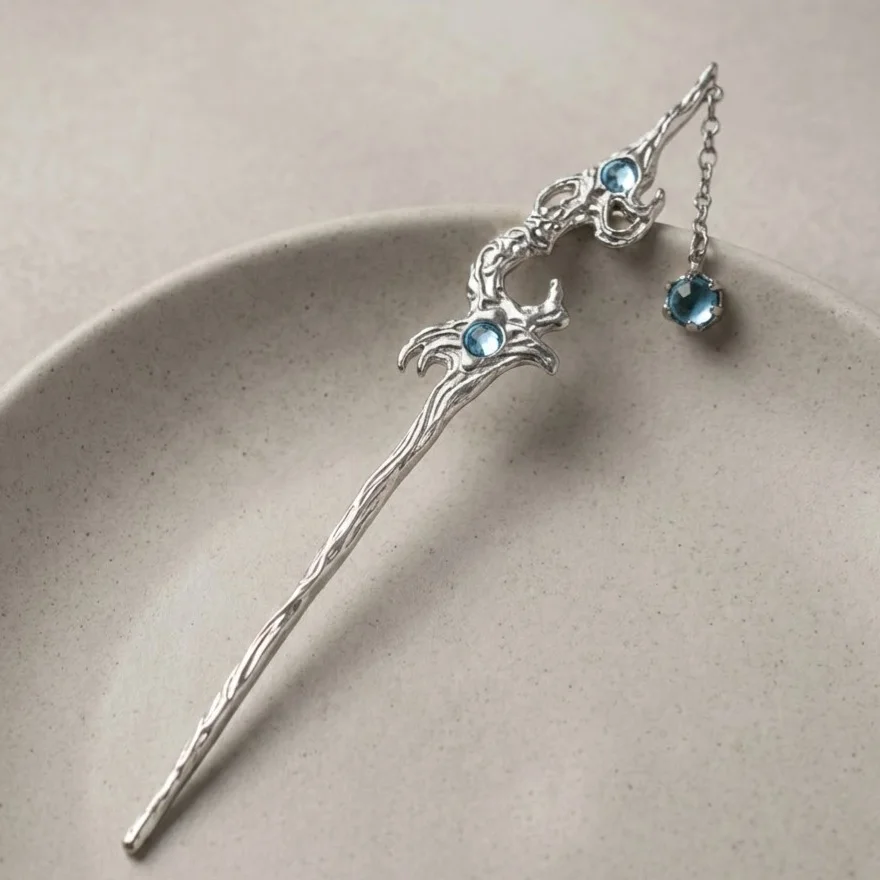 کانزاشی مو زنانه فلزی با نگین آبی و طراحی موج‌دار مدل آزرینا