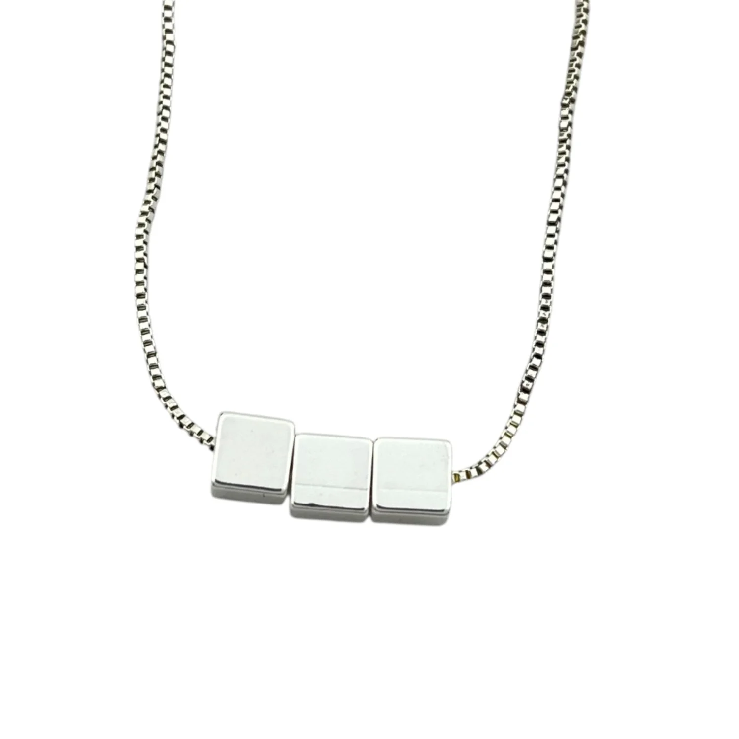 گردنبند زنانه با پلاک مکعبی شیک و خاص