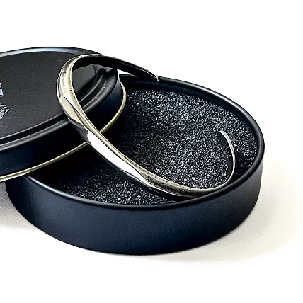 دستبند بنگل مردانه طرح دروازه پیروزی، استایلی مدرن