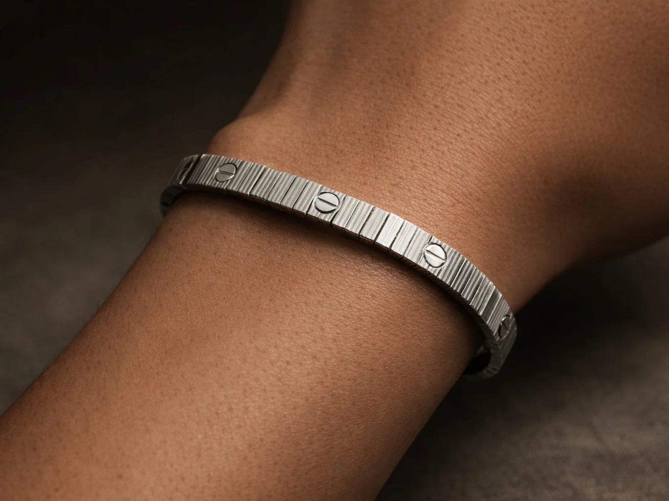 دستبند زنانه مدل آموره آنلیمیتد طرح کارتیه لاو