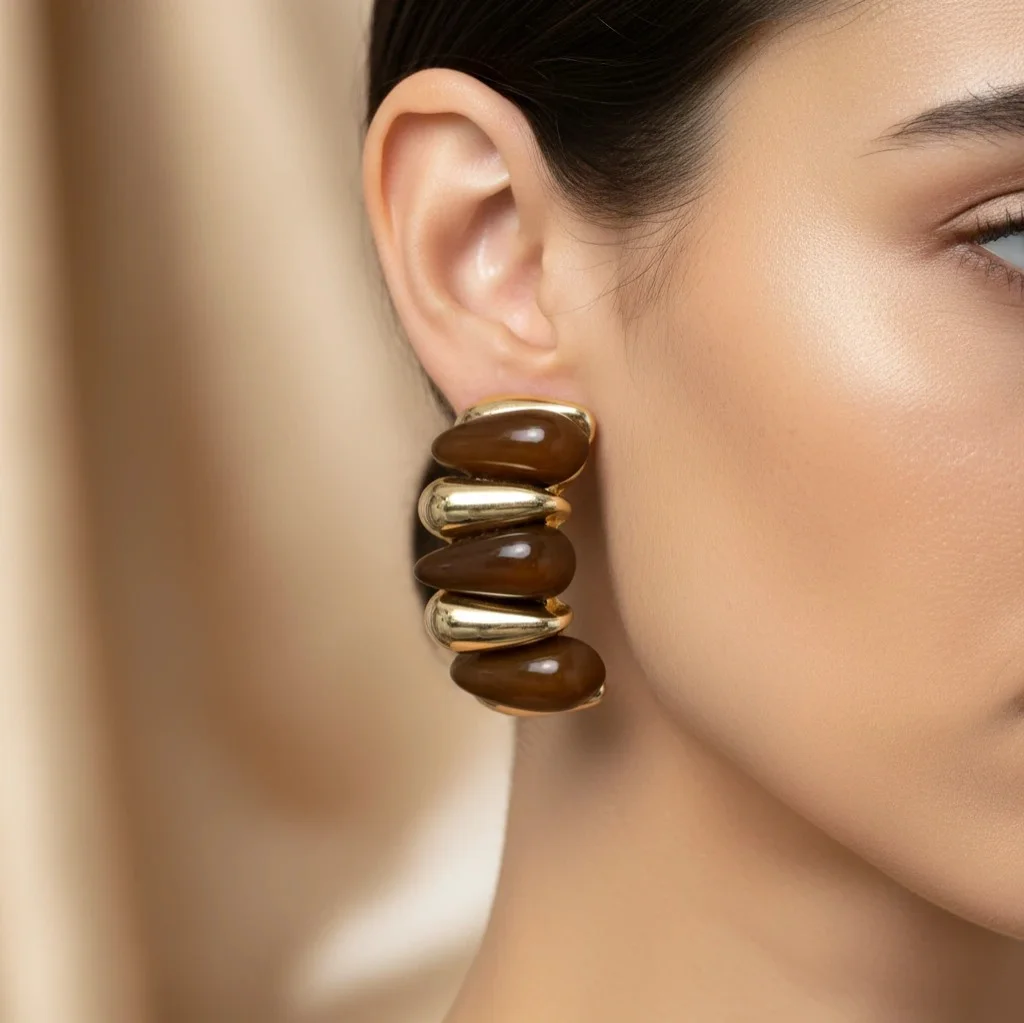 گوشواره زنانه مدل کوآل طرح مینیمال با تزئین قهوه‌ای