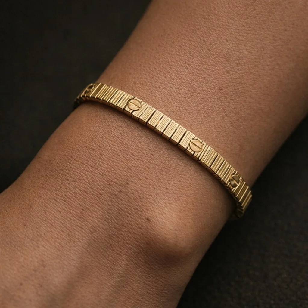 دستبند زنانه مدل آموره آنلیمیتد طرح کارتیه لاو