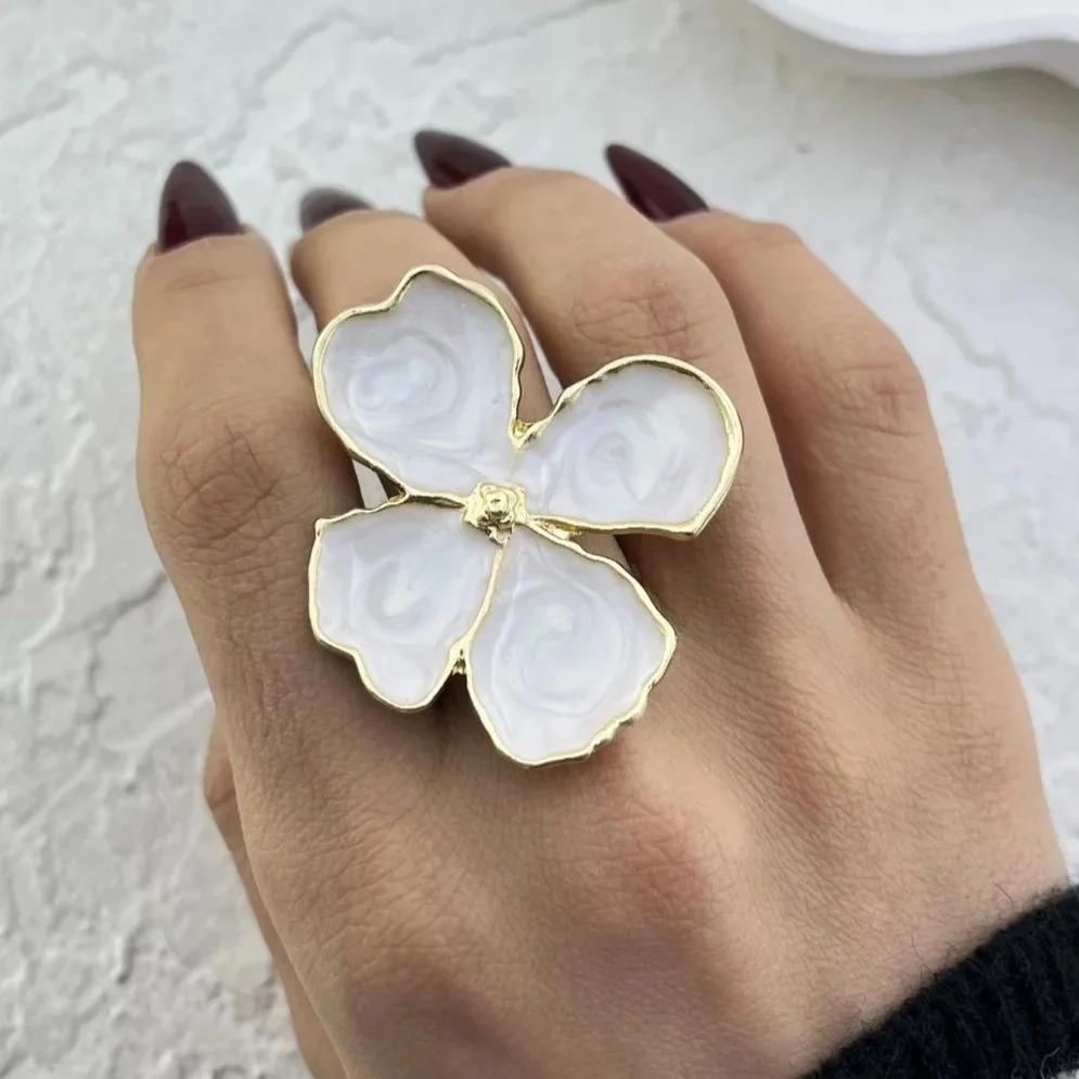 انگشتر زنانه مدل پتالیا با طرح گل صدفی لوکس