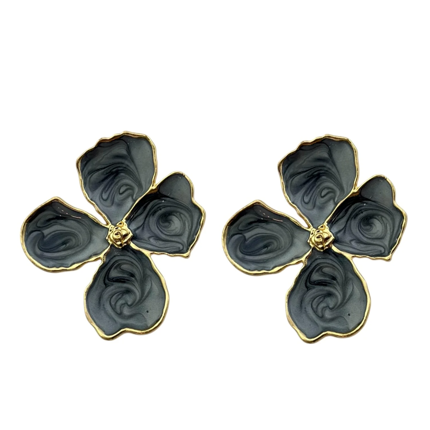 گوشواره زنانه طرح گل، انتخابی شیک برای خانمهای خاص