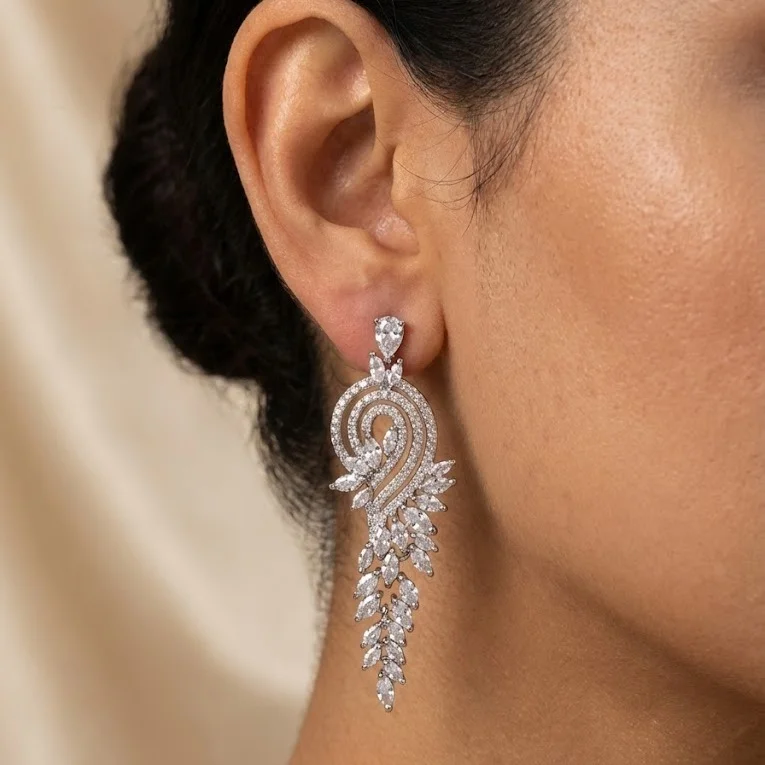 گوشواره زنانه مجلسی آویزی طرح جواهری نگین‌دار مدل جواهرینا