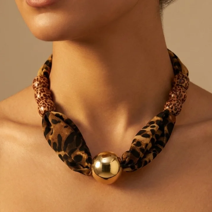 گردنبند زنانه مدل لئوگُلد طرح پلنگی لوکس با آویز گوی طلایی