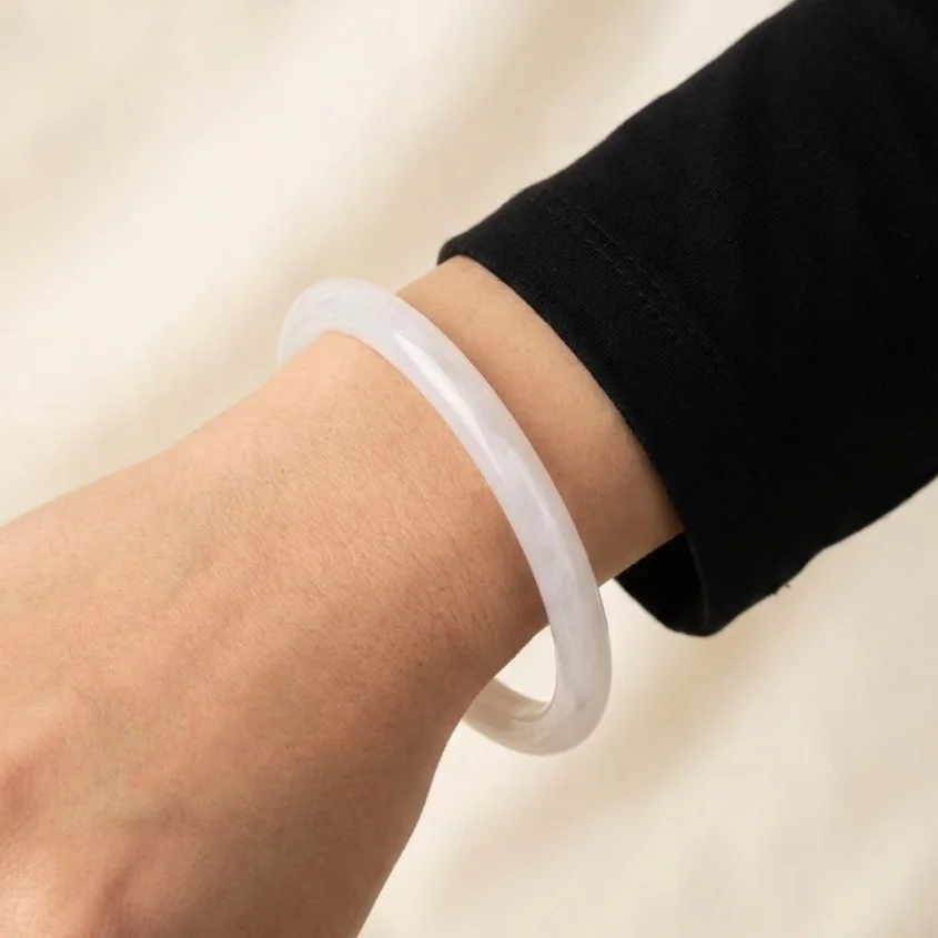 دستبند زنانه بنگل رزینی مدل اِلورا شیری شفاف