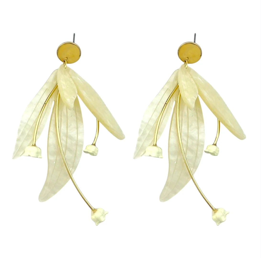 گوشواره زنانه مدل لیوانا طرح گل آویزدار با گلبرگ‌های کرمی و شاخه‌های طلایی