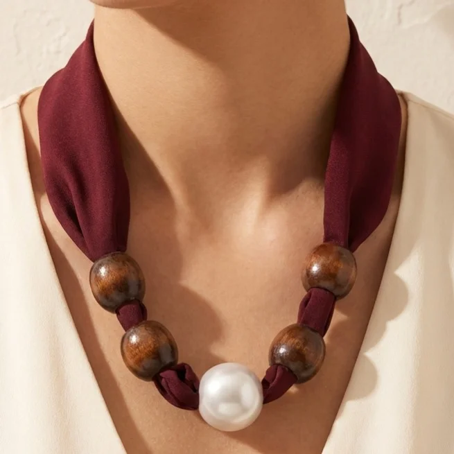 گردنبند زنانه مدل ناتورا واین پرلا بافت پارچهای لوکس با مهره چوبی طبیعی و مروارید درشت