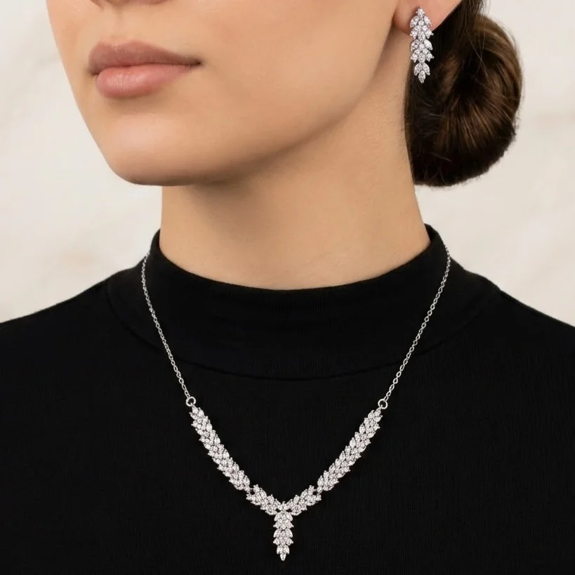 نیمست زنانه مدل آرنلیا طرح جواهر برگهای ظریف با نگینهای درخشان (گردنبند و گوشواره)