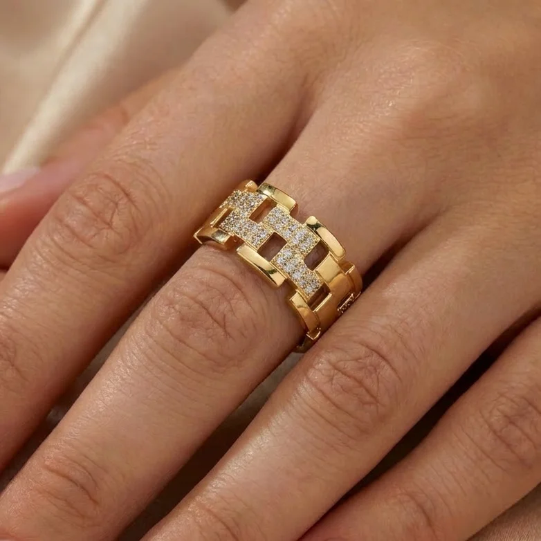 انگشتر زنانه ژوپینگ مدل مگنیفیکا لینک با نگین باگتی لوکس