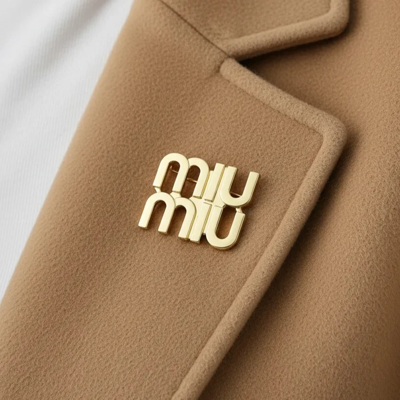 گل سینه زنانه طرح میو میو، ظاهری شیک و خاص 