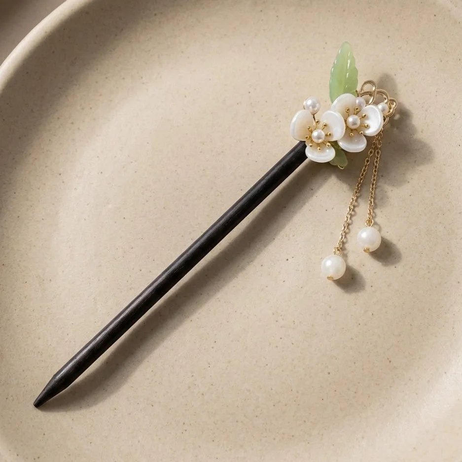 کانزاشی مو زنانه چوبی با آویز گل و مروارید مدل پِرلینا