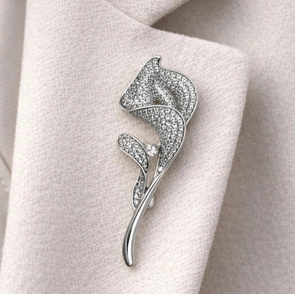 سنجاق سینه زنانه ژوپینگ مدل رزآرا طرح گل رز نگیندار نقره ای