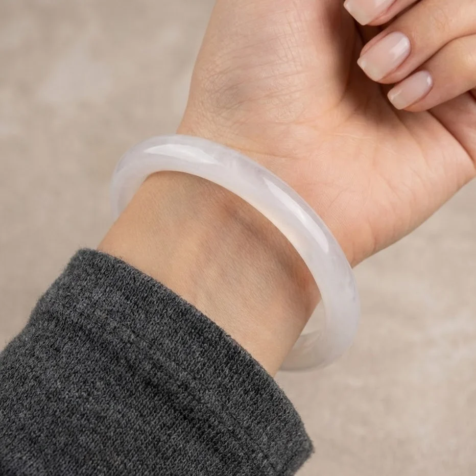 دستبند بنگل زنانه رزینی یک‌تکه مدل میلورا صدفی