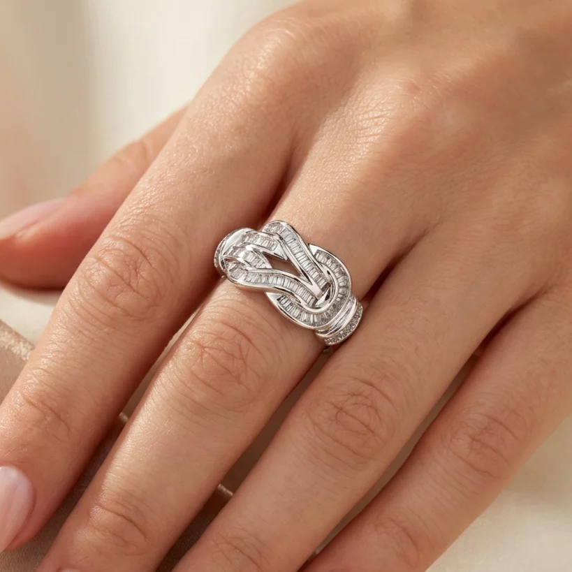 انگشتر زنانه ژوپینگ مدل نودورا سیلور طرح گره نقرهای با نگینهای باگتی