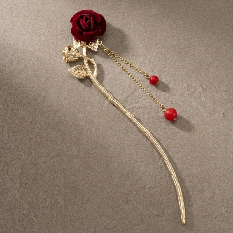 کانزاشی مو زنانه فلزی طلایی مدل گل رز با آویز زنجیری و مهره‌های قرمز