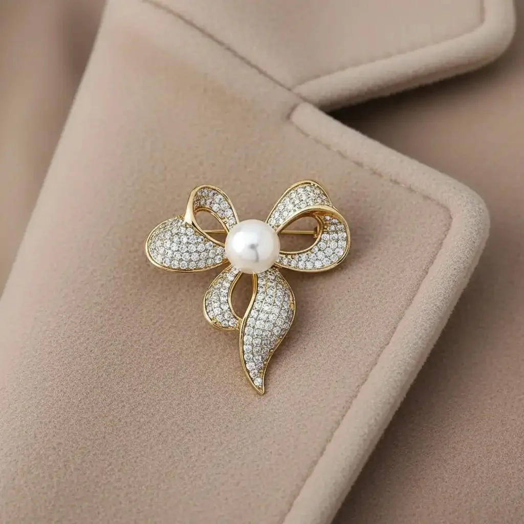 سنجاق سینه زنانه ژوپینگ مدل لوسیتا طرح پاپیون نگین‌دار با مروارید مرکزی