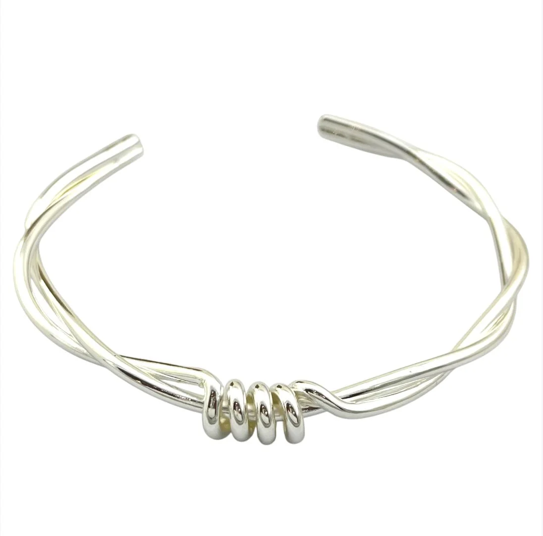 دستبند بنگل زنانه مدل تویسلا طرح گرهای مدرن