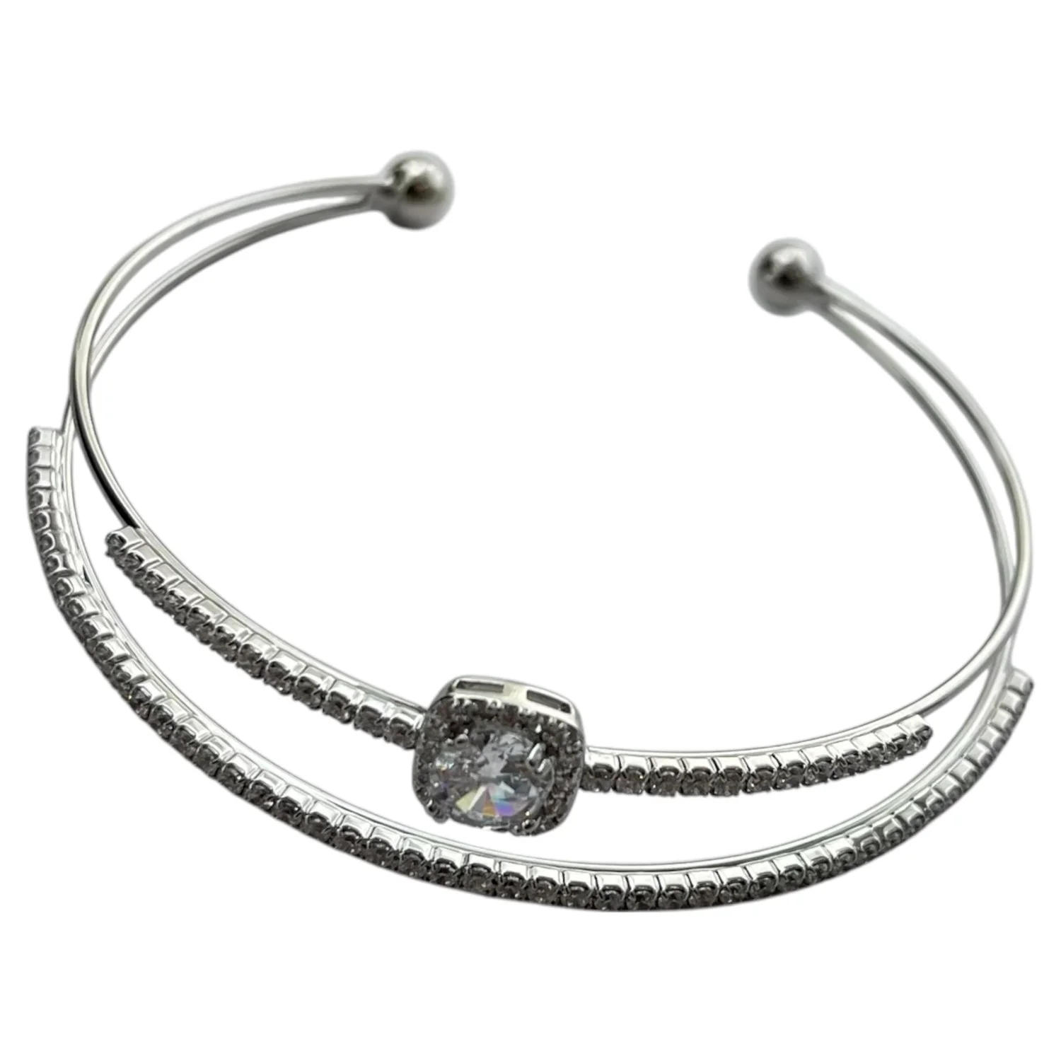 دستبند زنانه بنگل با طرح جواهری درخشان و ظریف