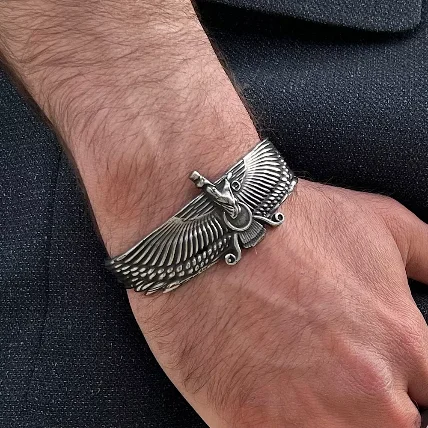 دستبند بنگل مردانه طرح فروهر - شکوه یک استایل خاص