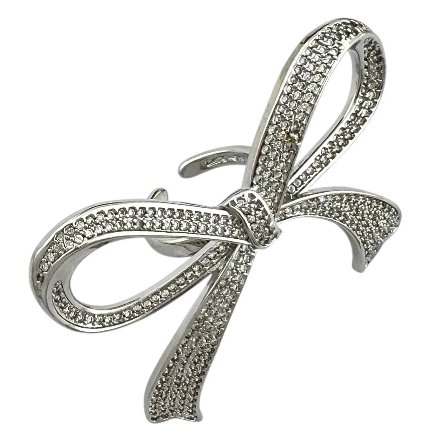 انگشتر زنانه طرح پاپیون با نگین‌های ظریف و درخشان جواهری