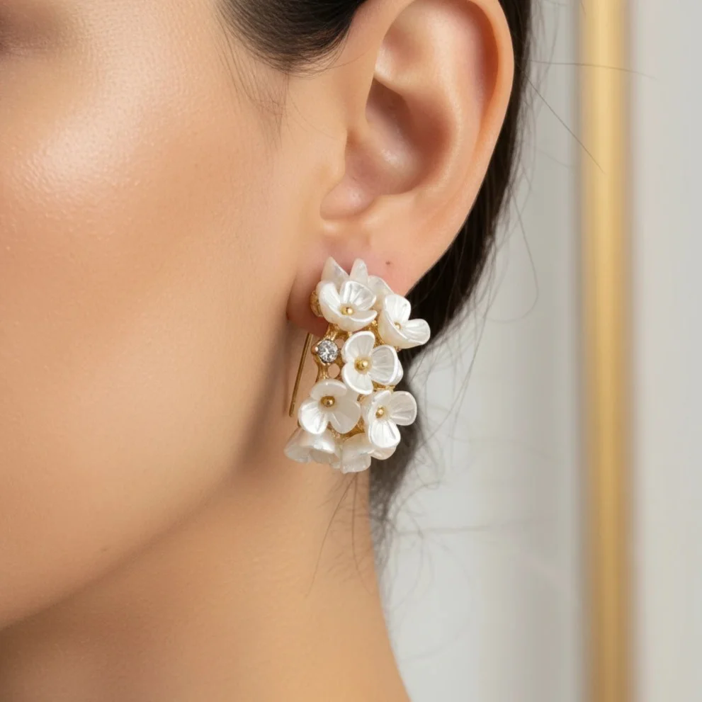 گوشواره زنانه مدل بلازیا طرح شکوفه‌های بهاری با جلوه صدفی