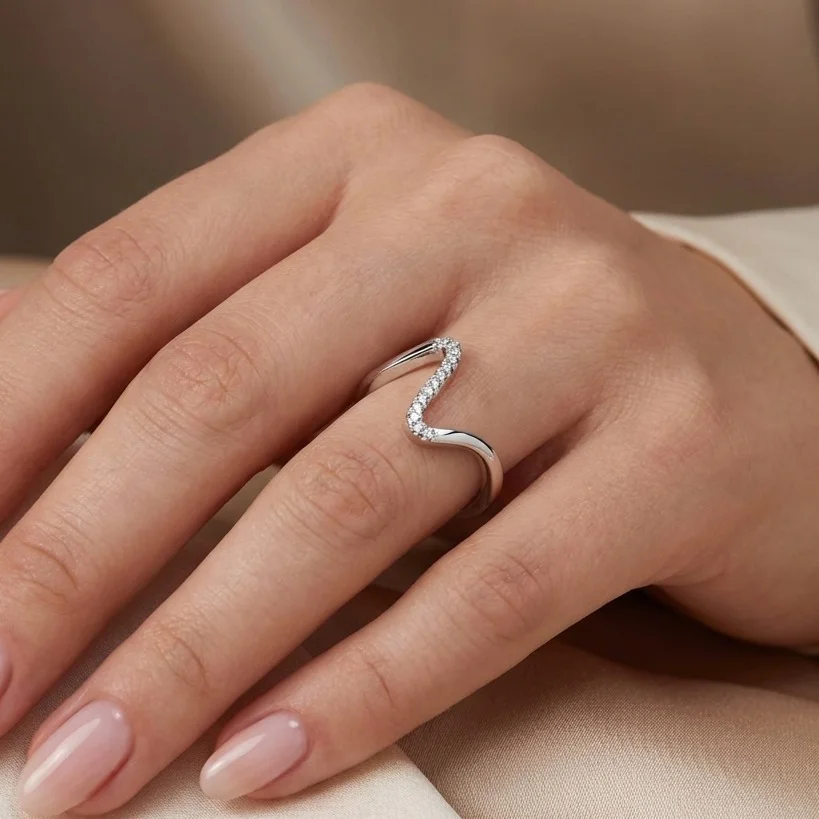 انگشتر زنانه مدل پیچش نور طرح طلا با نگین ظریف