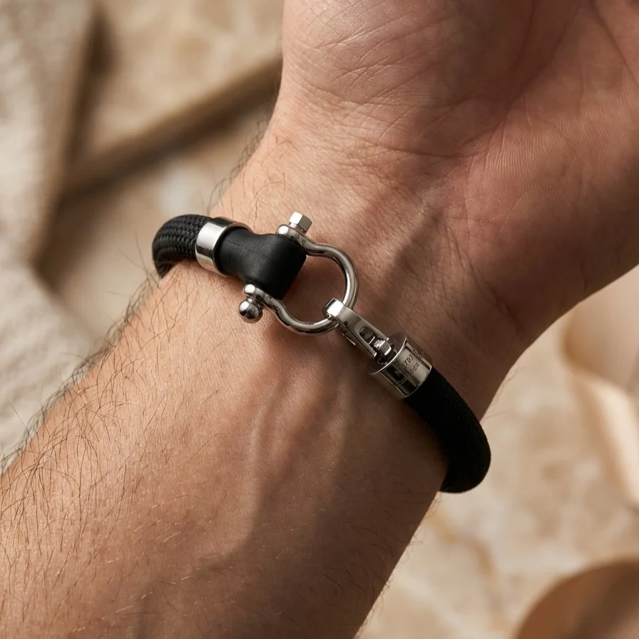 دستبند مردانه مدل امگا رابر با بند مشکی و قفل استیل قایقرانی