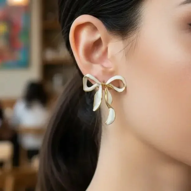 گوشواره زنانه مدل اِنابو طرح پاپیون با جلوه میناکاری و حاشیه طلایی