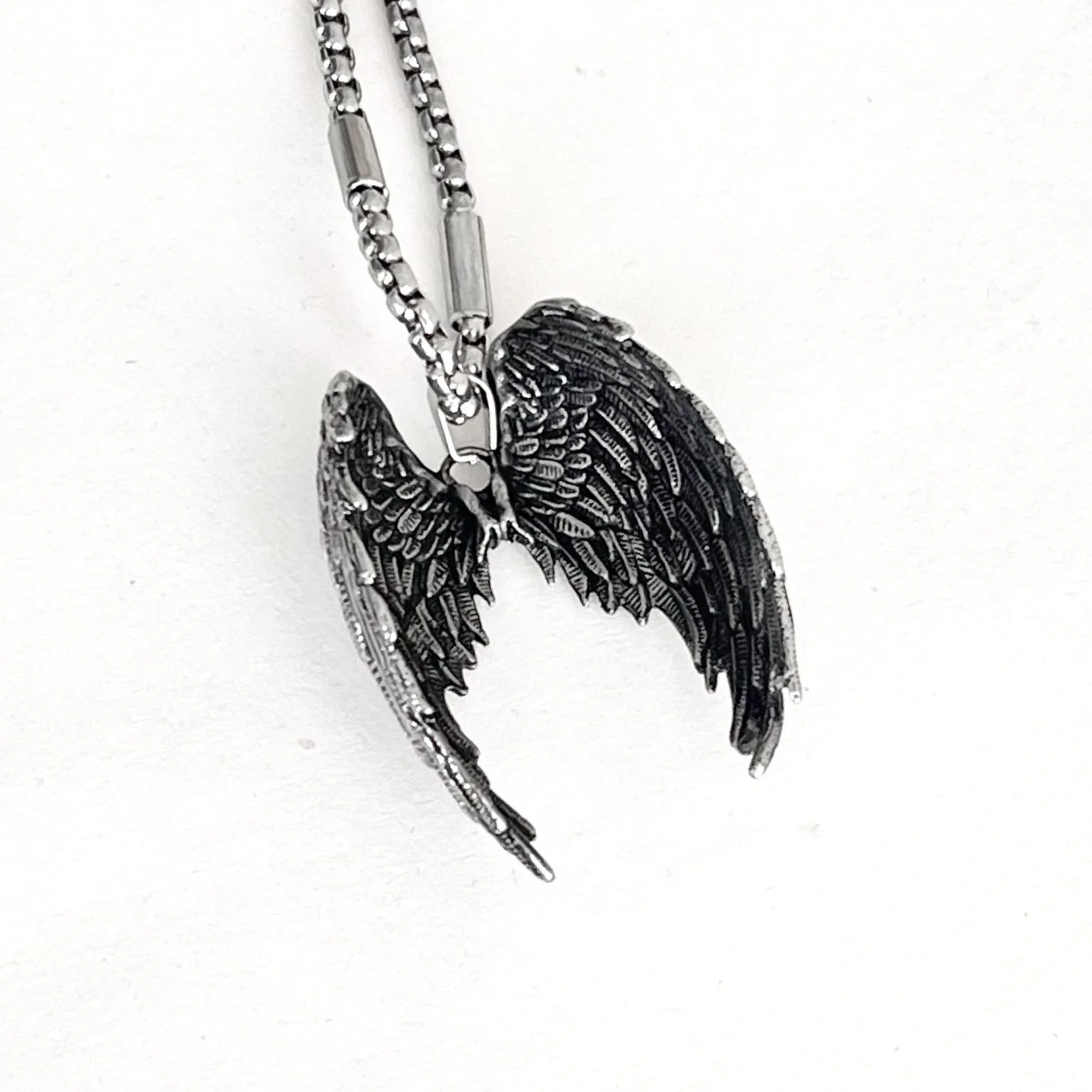 گردنبند مردانه با طرح بال فرشته لوسیفر