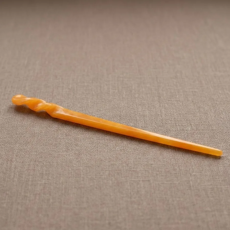 کانزاشی مو زنانه رزینی شفاف کهربایی با سر پیچ‌خورده تزئینی و طراحی کشیده مینیمال لوکس