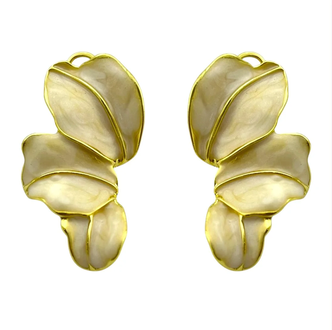 گوشواره زنانه طرح گلبرگ مدل اِلِـنا با میناکاری سفید و جزئیات طلایی