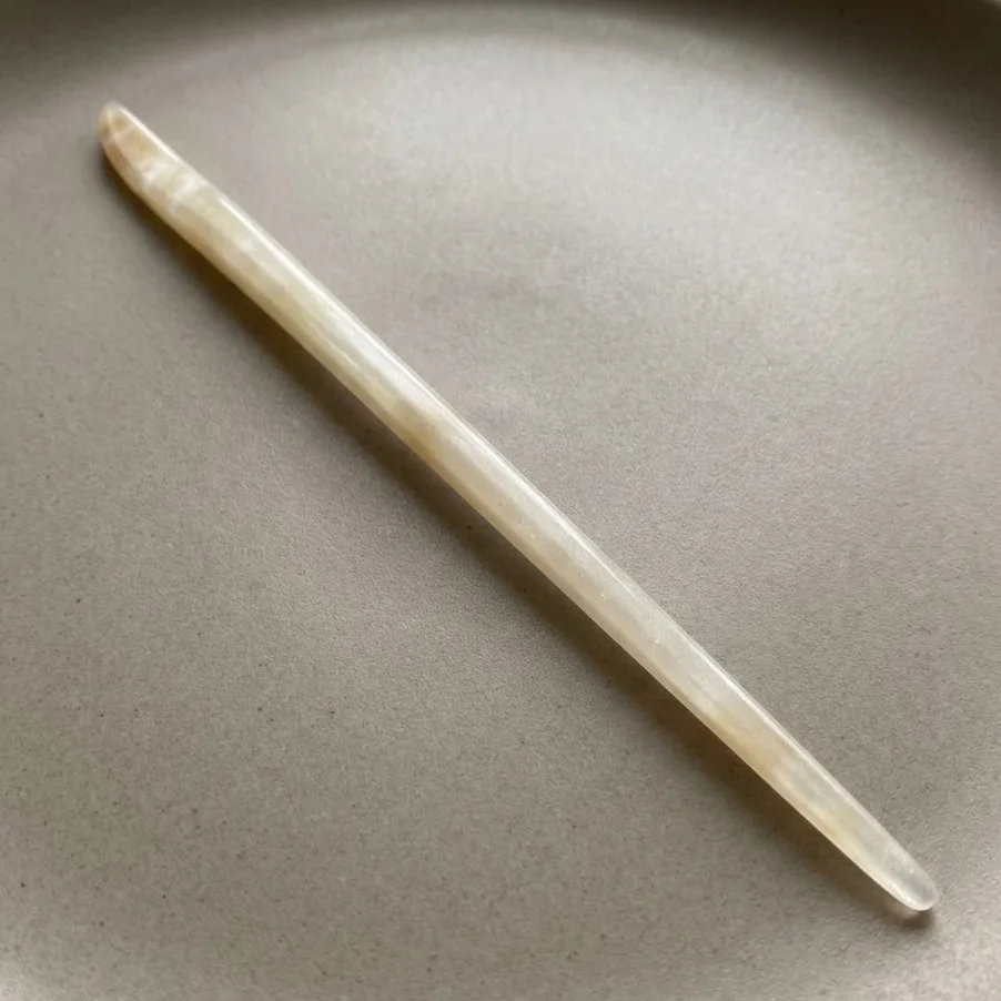 کانزاشی مو زنانه رزینی شفاف شیری با طراحی ساده و کشیده مینیمال لوکس مدل الیا