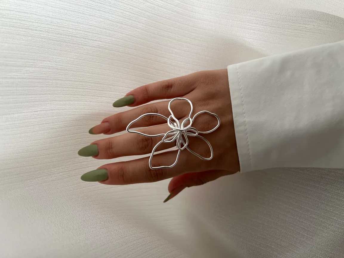 انگشتر طرح گل مینیمال، جلوه‌ای از زیبایی و ظرافت
