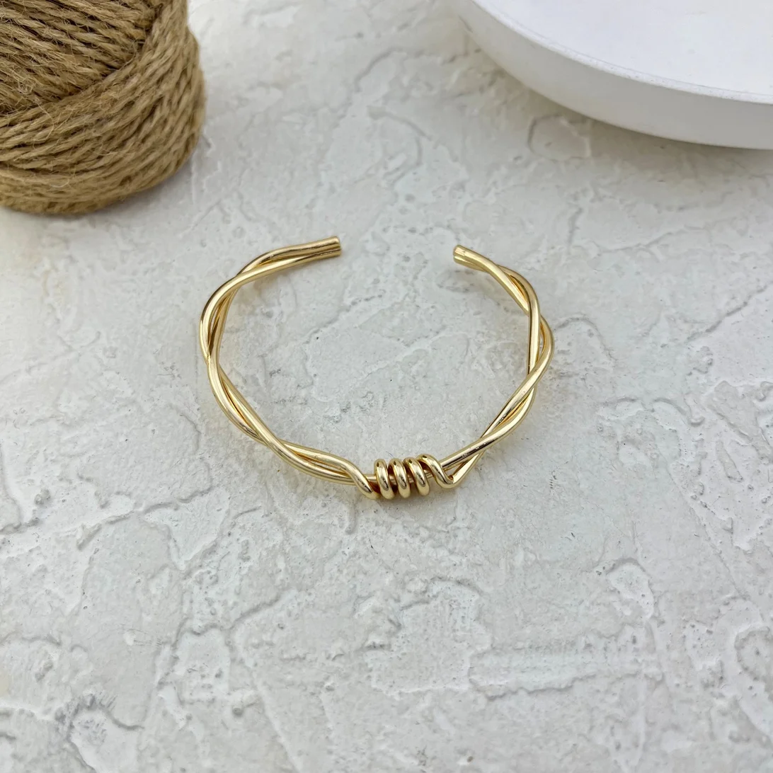 دستبند زنانه بنگل مدل اِلنـاز طرح گره ظریف طلایی درخشان