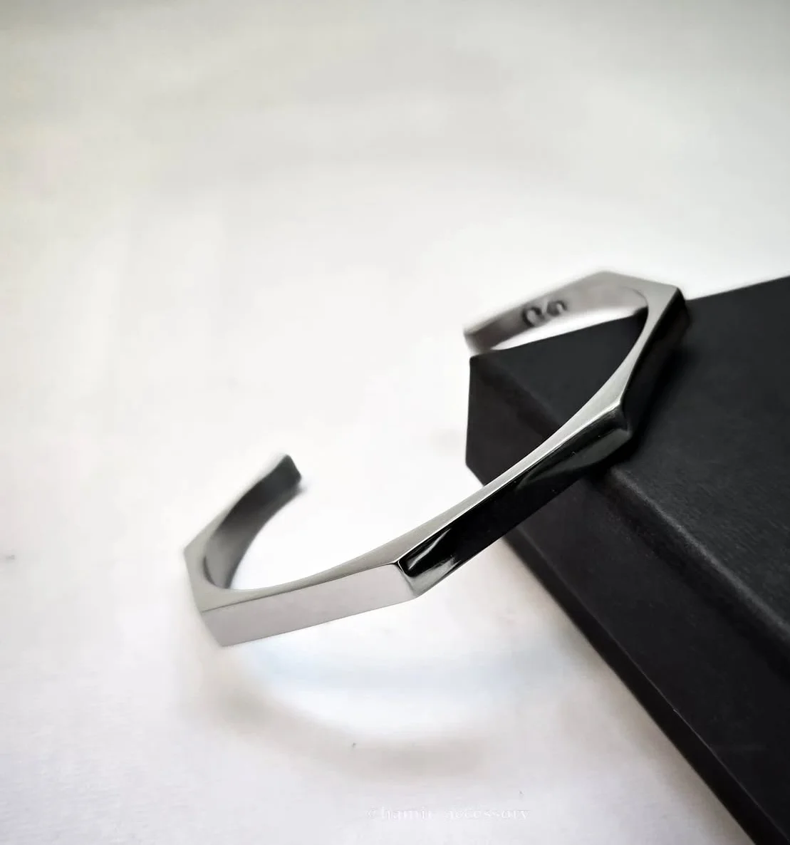 بنگل مردانه با طراحی هندسی مدرن و روکش نقره‌ای