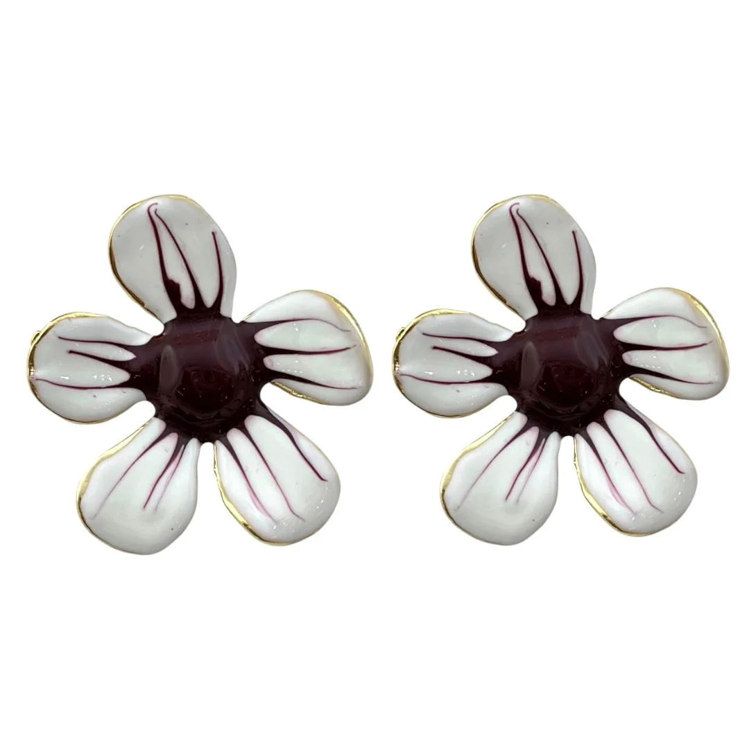 گوشواره زنانه مدل مارلیا طرح گل مینیمال با گلبرگ‌های سفید