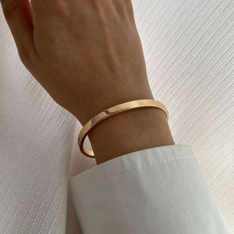 دستبند زنانه بنگل با طرح آینهای و روکش طلایی