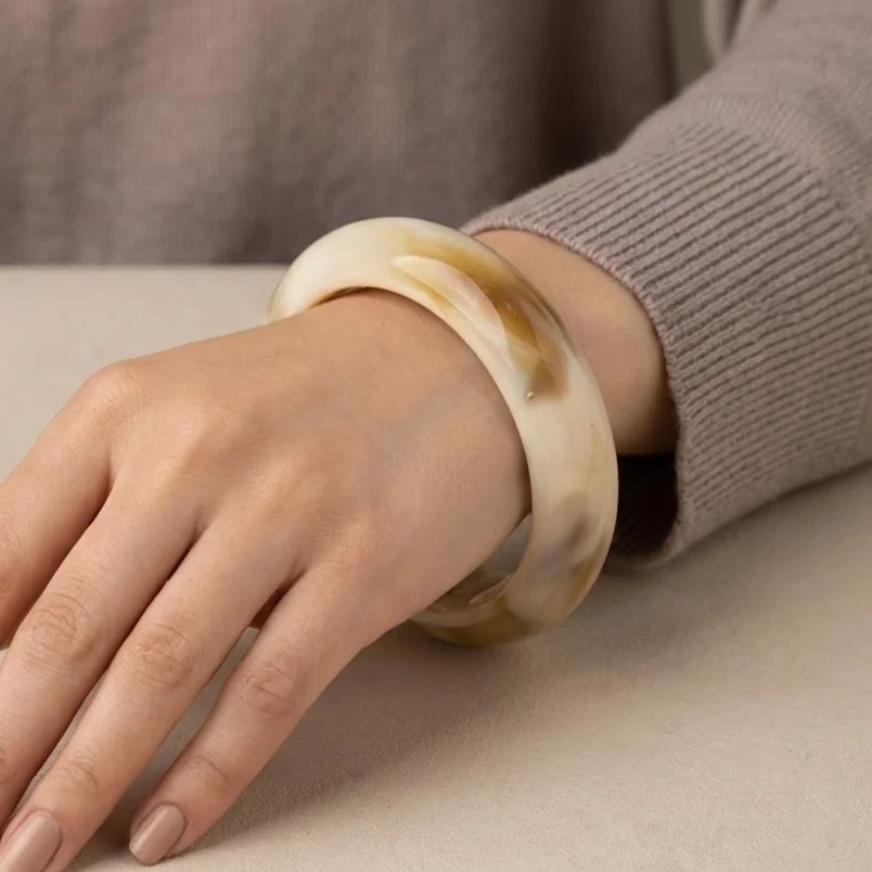 دستبند زنانه بنگل رزینی یک‌تکه مدل نِوِرا شیری‑عسلی