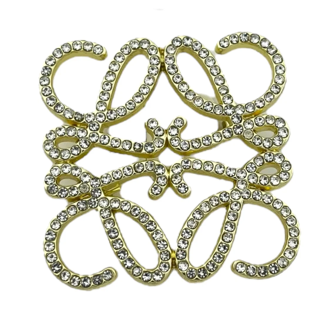 گل سینه زنانه طرح لووه، انتخابی شیک برای بانوان خوش سلیقه