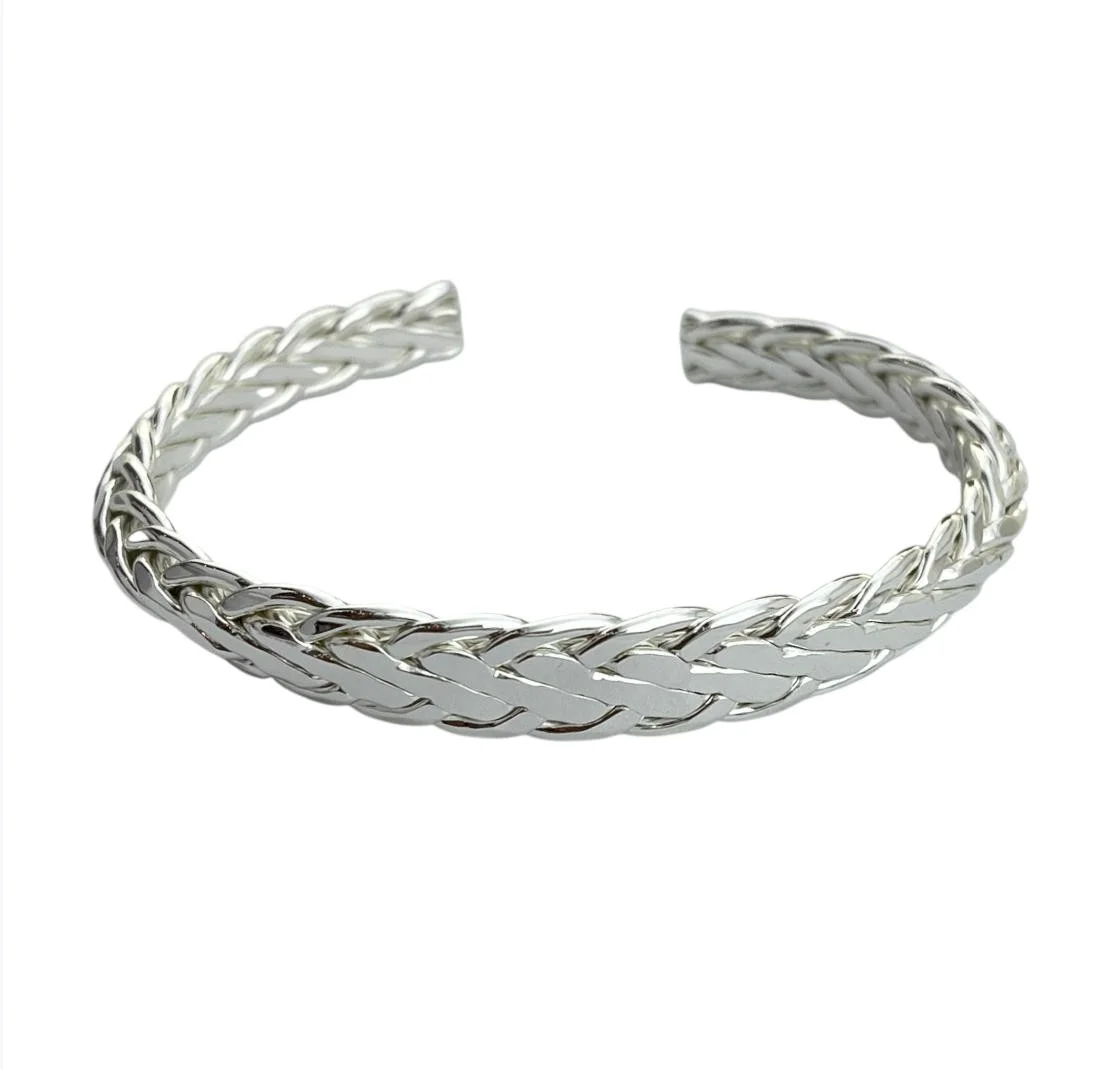 دستبند بنگل زنانه مدل بریلون طرح بافت ماهگون نقرهای