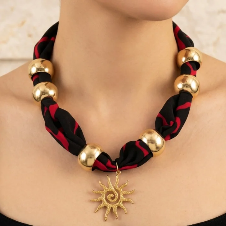 گردنبند زنانه مدل سولِرا گُلد طرح خورشید لوکس با پارچه طرحدار و مهرههای طلایی