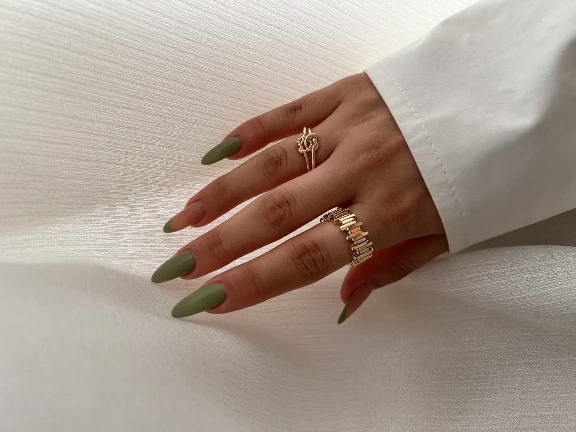 انگشتر مینیمال با طراحی گره‌ای ظریف و رنگ طلایی