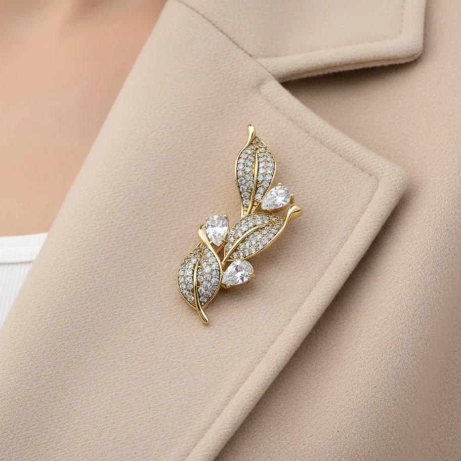 گل سینه زنانه ژوپینگ مدل برگ‌آرا طرح برگ نگین‌دار طلایی