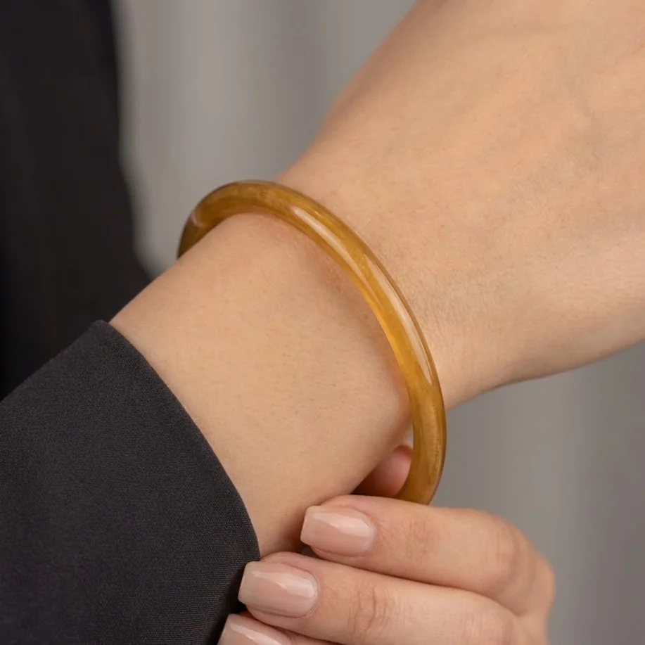 دستبند زنانه بنگل رزینی طرح عسلی مدل املیرا