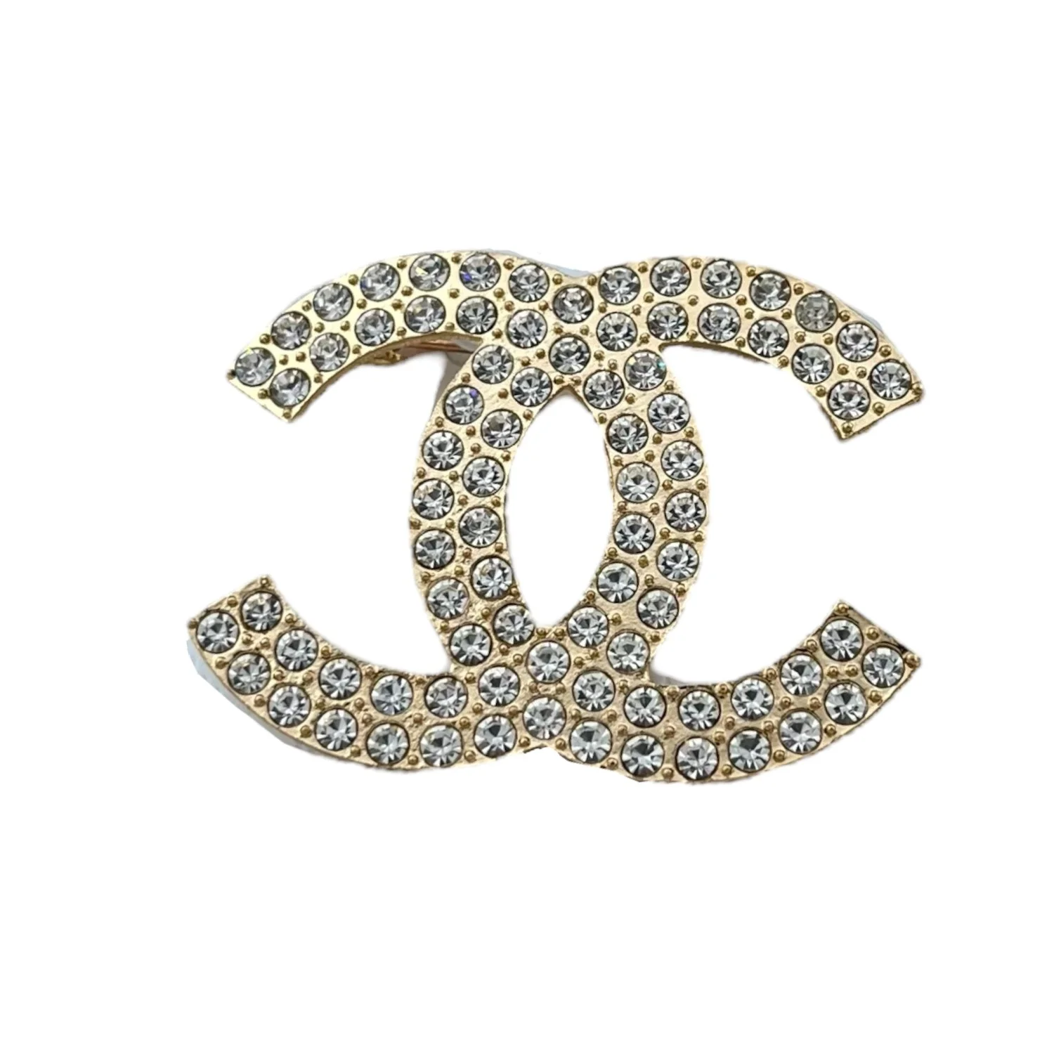 گل سینه زنانه طرح شنل، ظاهری شیک و جذاب