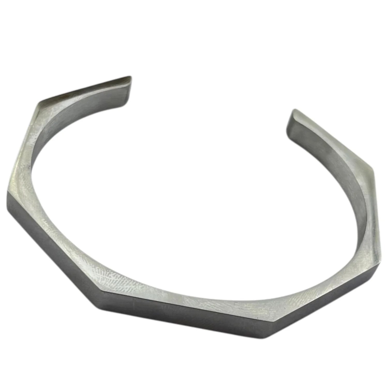 دستبند زنانه بنگل با طرح چند ضلعی، انتخابی مدرن و شیک