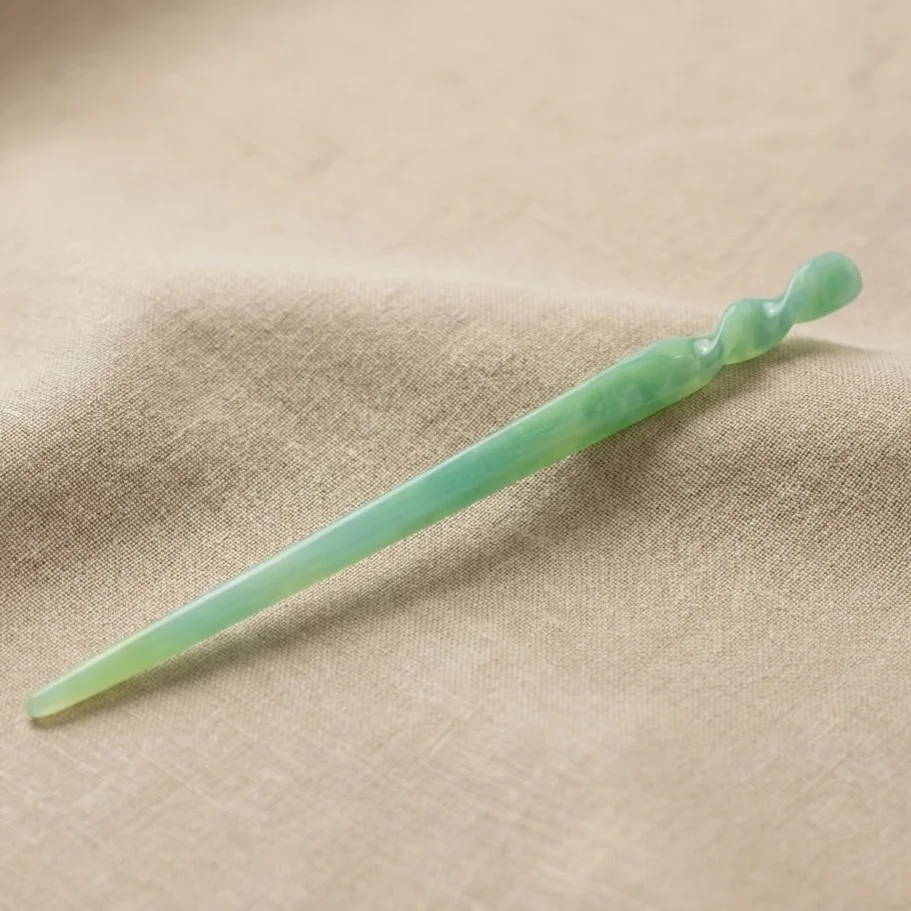 کانزاشی مو زنانه رزینی شفاف سبز با سر پیچ‌خورده تزئینی و طراحی کشیده مینیمال لوکس