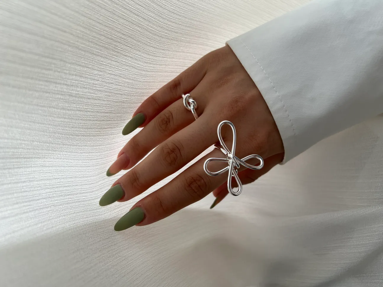 انگشتر نقره ای طرح گل و گره مینیمال و شیک